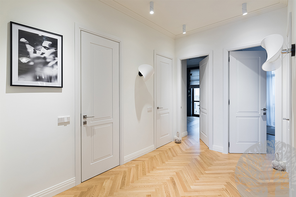 Белые двери в интерьере квартиры с фото